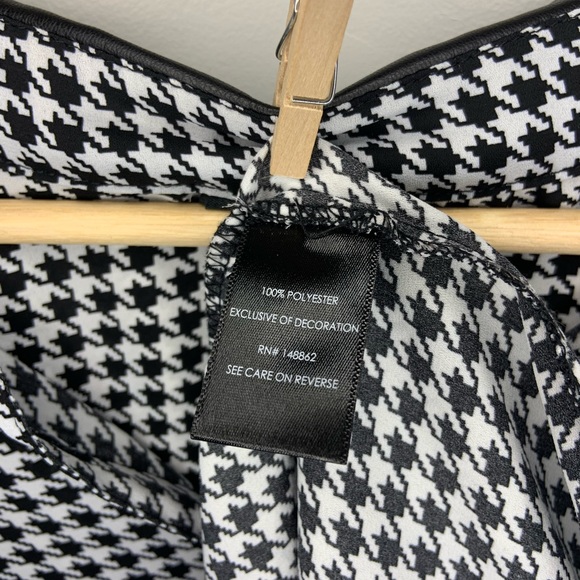 Torrid size 3. Houndstooth black and white print button up women’s blouse. - Picture 4 of 6